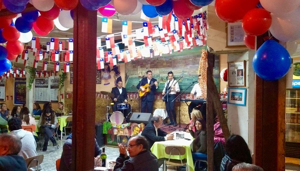 El Rincón de las Guitarras, Valparaíso. El Rincón de las Guitarras es ideal para ir a ver música folclórica en vivo. Crédito: @elrincondelasguitarrasvalpo.