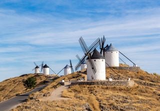 Ruta por los molinos de viento más bonitos y antiguos de España