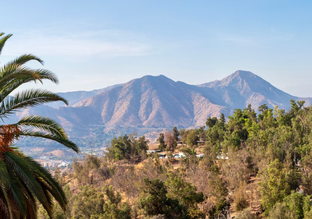 Cerro el Carbón, ruta de trekking en Santiago. Cerro el Carbón, ruta de trekking en Santiago.