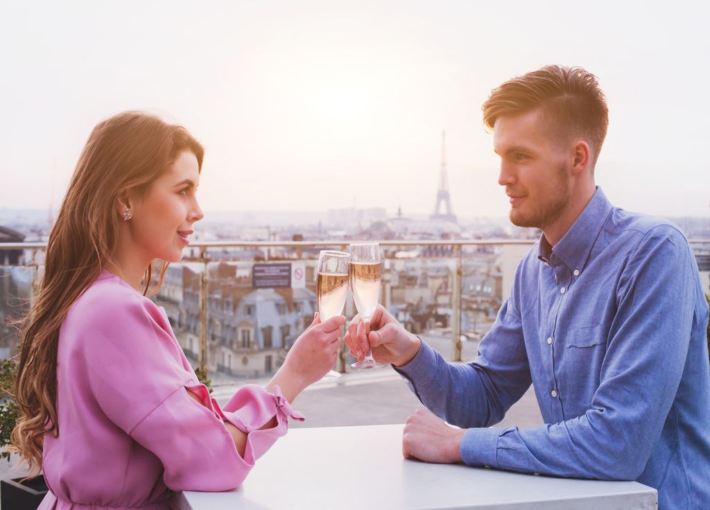 Tête à tête romantique sur un rooftop parisien avec vue sur la Tour Eiffel.
