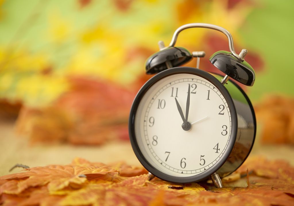 Reloj marcando 23 horas en otoño