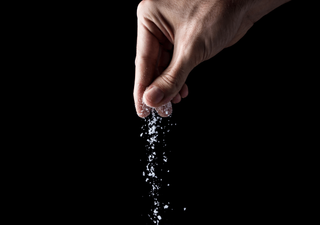 ¿Sabes cuánta sal consumes? La mayoría de las personas supera el límite recomendado por la OMS sin darse cuenta