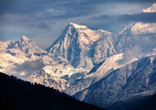 Sabia que a colisão entre duas placas tectónicas deu origem à cordilheira dos Himalaias?