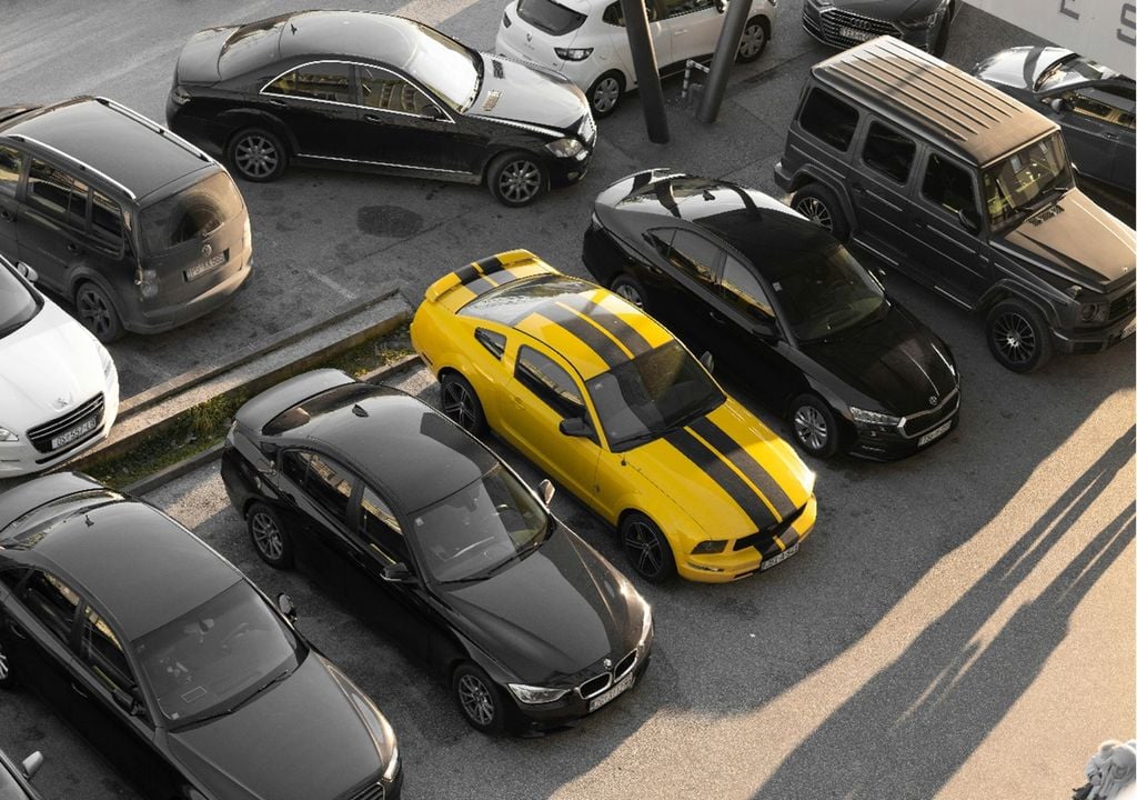 caros estacionados num parque caros estacionados num parque