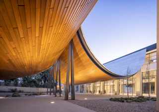 Sabia que um dos edifícios mais fascinantes do planeta está mesmo aqui, em Portugal?
