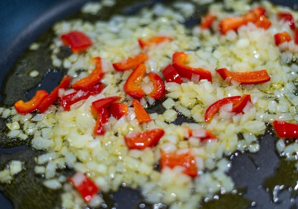 Sofrito a cebolla, ajo y pimentón