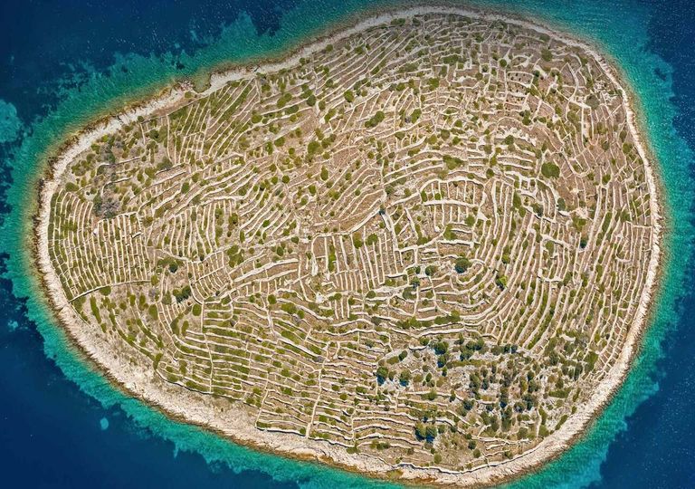 C'è un'isola misteriosa che sembra una impronta digitale vista dall'alto C'è un'isola misteriosa che sembra una impronta digitale vista dall'alto