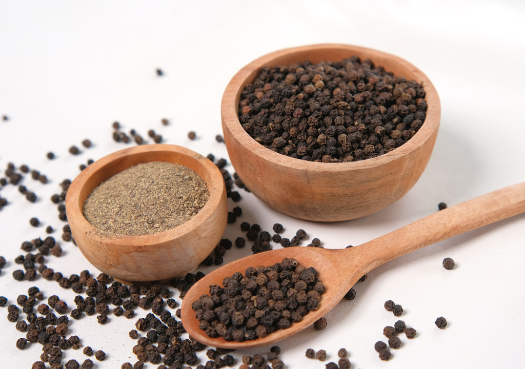 La pimienta negra, en grano y molida, contiene piperina, el compuesto bioactivo responsable de su sabor picante y de su capacidad para potenciar la absorción de nutrientes en el organismo.