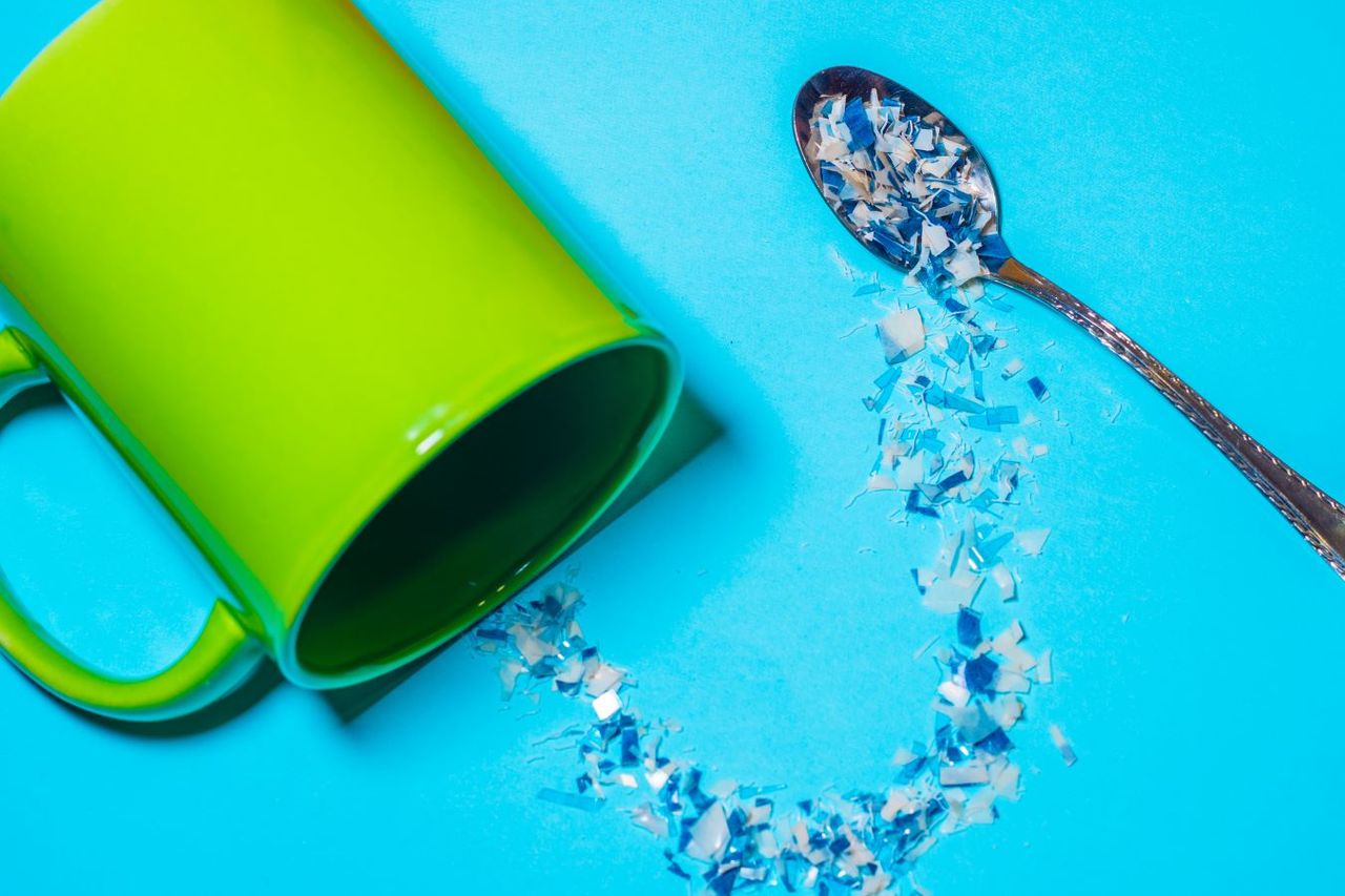 El consumo de estos micro plásticos es a través del agua potable y de otros alimentos.