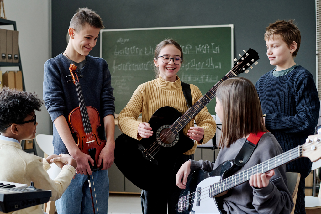 niños e instrumentos.