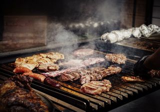 ¿Sabías que tirar sal a las brasas del asado ayuda a controlar el fuego? Aquí te contamos cómo funciona