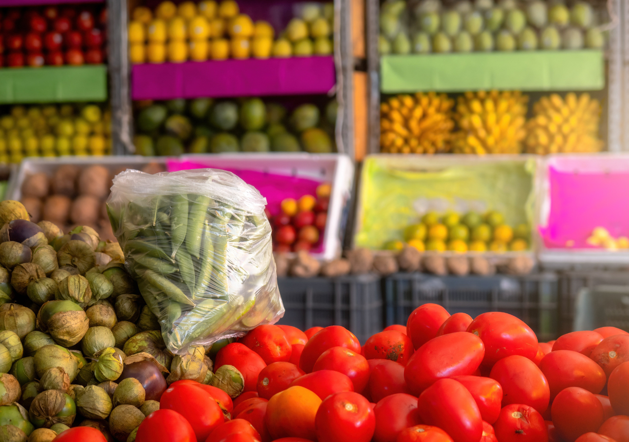 Consumir alimentos de temporada asegura frescura sabor, apoya a los agricultores locales y es más amigable con el medio ambiente.