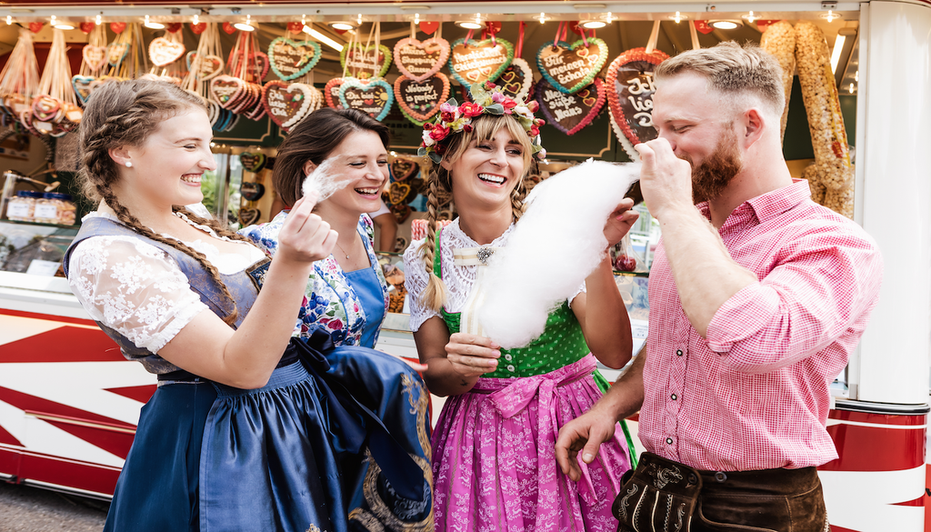 Zuckerwatte, Dirndl, Wiesn-Auftakt, Sonnenstunden, Preise, Symbolbild Zuckerwatte, Dirndl und Sonne satt: Zum Wiesn-Auftakt lässt sich das süße Vergnügen bei bis zu elf Sonnenstunden genießen – nur der Blick auf die Preise dürfte manchem die Laune verhageln. Symbolbild.