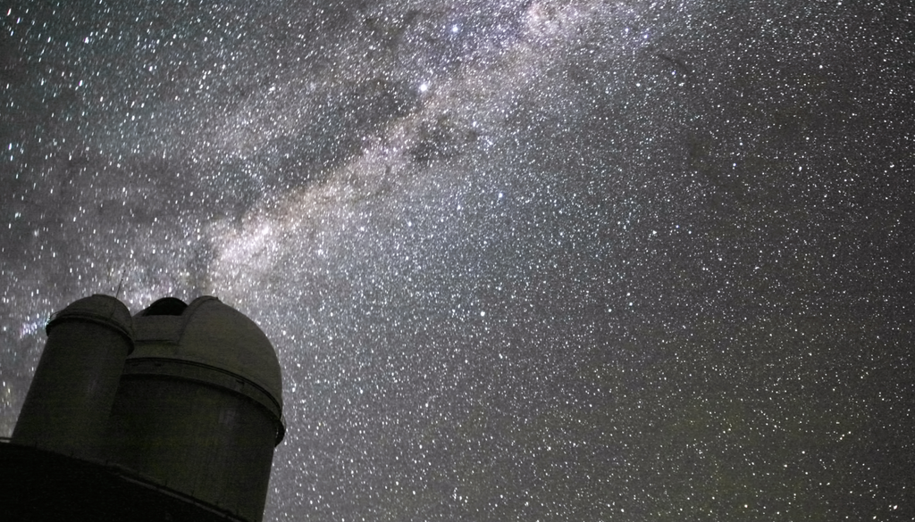 As longas noites de julho tornam o mês ideal para observar nebulosas, aglomerados estelares e outros objetos do céu profundo no hemisfério Sul. Crédito: ESO