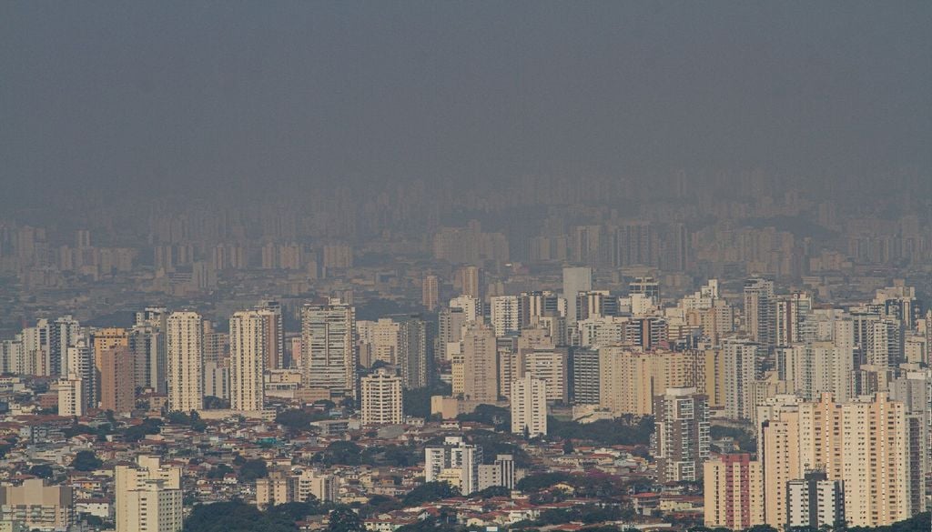 A poluição atmosférica causa impactos a nível ambiental e a nível da saúde, podendo causar a morte.