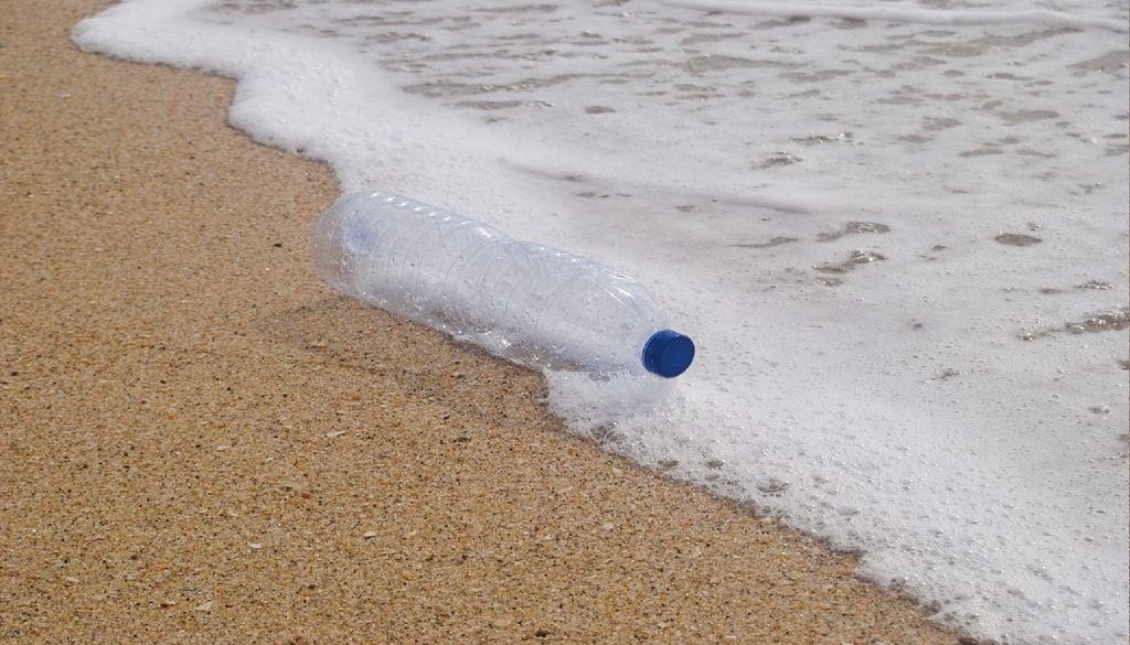 Com o aumento da produção de plástico e, principalmente, da deposição inadequada de resíduos plásticos aumenta a emissão de microplásticos para a atmosfera