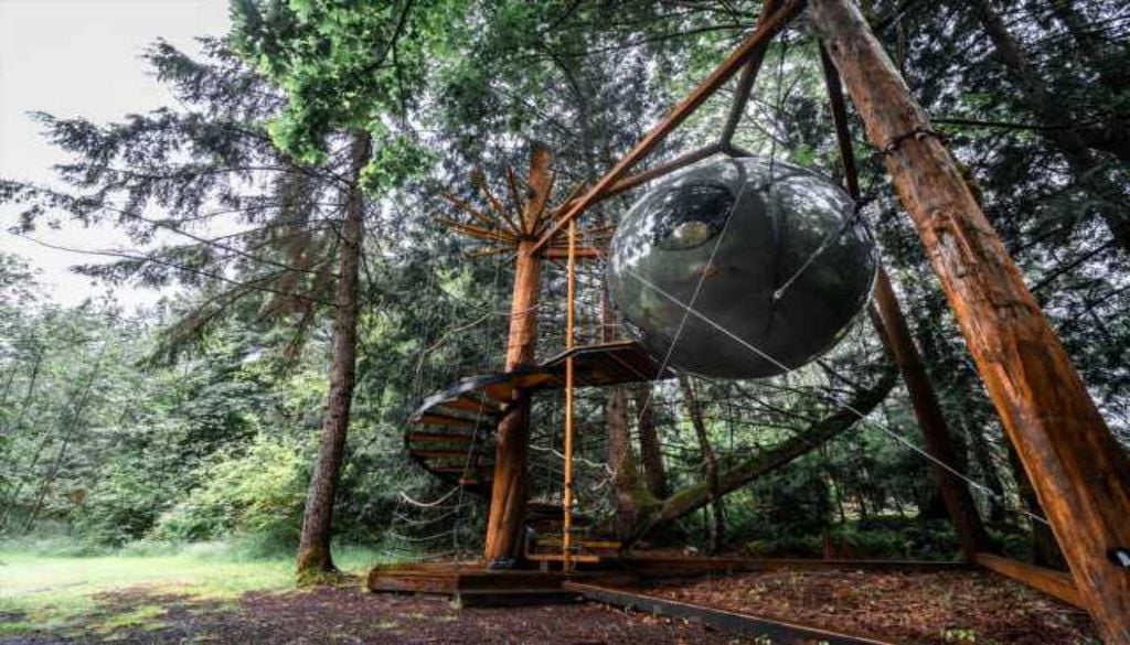 Casas esfera Suspensas por cabos entre árvores centenárias, as Free Spirit Spheres foram concebidas para minimizar o impacto ambiental e proporcionar uma experiência única de imersão na floresta canadiana. Fonte: FreeSpiritSphere