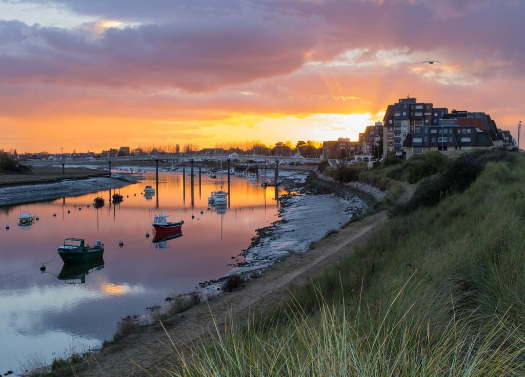Savourer un coucher de soleil à Combourg, en Normandie.