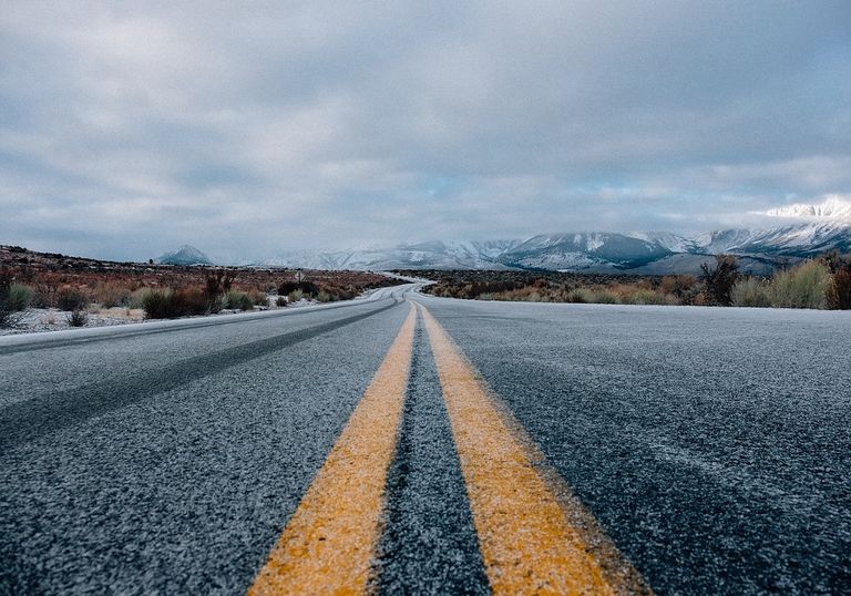 La sal es empleada como medida preventiva frente a la formación de placas de hielo en carretera. La sal es empleada como medida preventiva frente a la formación de placas de hielo en carretera.