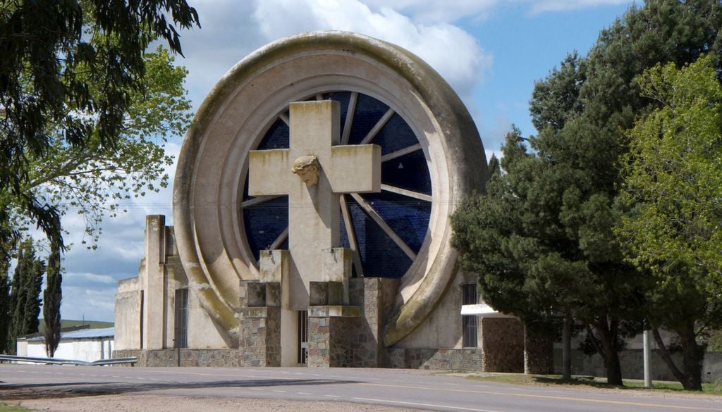 Saldungaray: arquitectura monumental, viñedos y sierras en uno de los destinos más únicos de la provincia