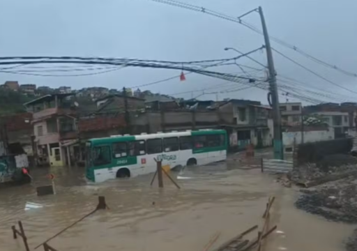 Salvador recebe 76% da chuva de novembro em 24h: alerta se mantém até a madrugada de amanhã, 13