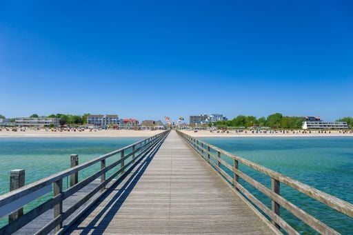 Sandstrand, Steilk&uuml;ste und viel Sonne: Dieser Badeort verbindet Ruhe mit sch&ouml;nster Natur