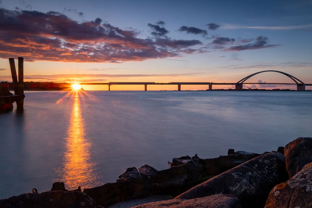 Blick vom Großenbroder Hafen auf die Fehmarnsundbrücke. Foto: Jens Kestermann / Adobe Stock