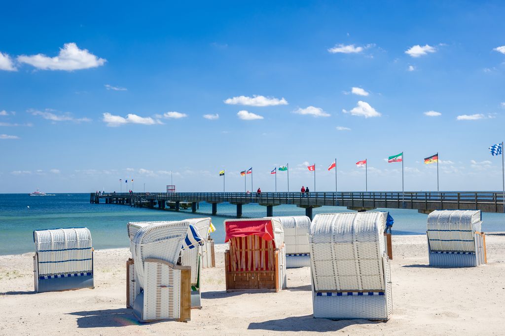 Chillen im Strandkorb am Südstrand von Großenbrode. Foto: Jürgen Wackenhut / Adobe Stock