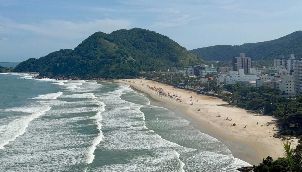 Praia do Tombo, em Guarujá, São Paulo, vista do Mirante das Galhetas. Crédito: Divulgação.