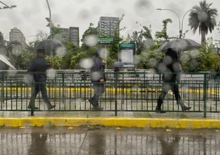 Santiago en alerta por lluvias y tormentas el&eacute;ctricas: hasta 50 mm, DMC emite avisos y este d&iacute;a para el agua