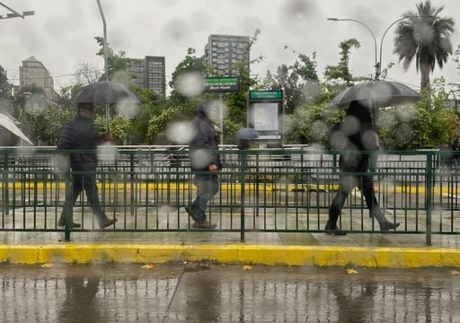 Santiago en alerta por lluvias y tormentas el&eacute;ctricas: hasta 50 mm, DMC emite avisos y este d&iacute;a para el agua
