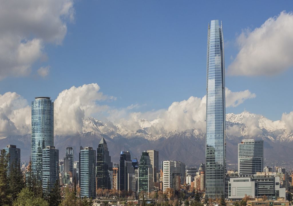 Edificios y costanera center en Santiago