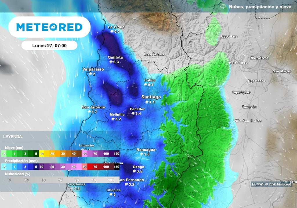 Las lluvias tendrían contimuidad este lunes en Santiago, mientras la cordillera metropoilitana seguirá acumulando nieve.