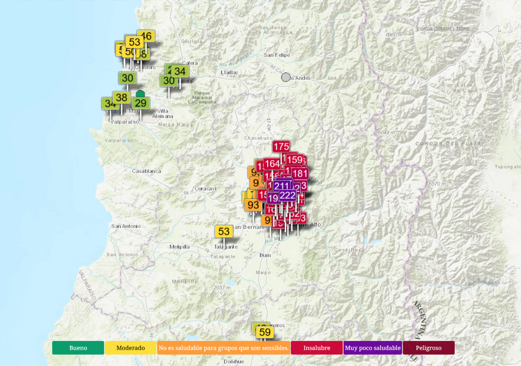 Mapa de calidad del aire muestra a Santiago y su zona urbana con índices “insalubres” y “muy poco saludables”, evidenciando la acumulación de contaminantes por mala ventilación, inversión térmica y aporte de humo de incendios forestales (17 de dic.). Créditos: IQAir. Datos de monitoreo en tiempo real de calidad del aire.