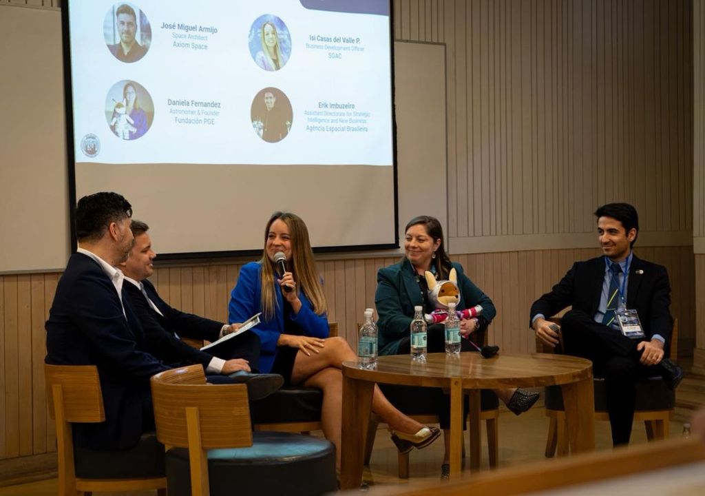 Panel III ‘Tu futuro en el sector espacial’ fue el panel dedicado a conocer las posibilidades de la inserción en la industria espacial. Crédito: Eyleen Paz Cortes (@eyleen_pz)