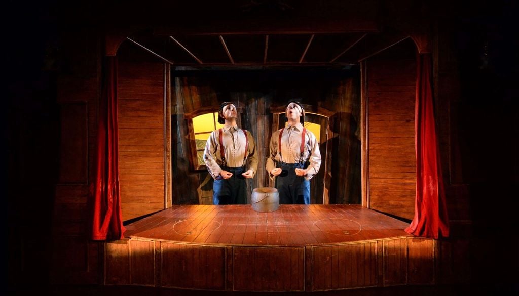 Obra de teatro Gemelos en Santiago. Durante agosto se presenta en Santiago la obra Gemelos una de las más emblemáticas del teatro chileno del último tiempo. Crédito: Teatro UC.