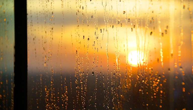 Este viernes 23 la lluvia y las tormentas siguen en Santiago: Laura Batista detalla el tiempo del fin de semana