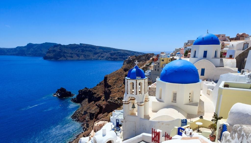 Vino Santorini I colori di Santorini, tra il blu del cielo e del mare, il bianco delle case e il nero delle rocce vulcaniche