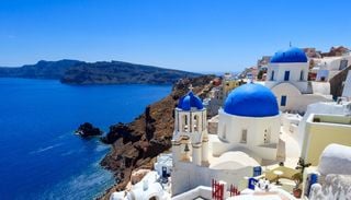 Santorini, vigneti a rischio per caldo e siccit&agrave;: le nuove tecniche per salvare i famosi vini dell&rsquo;isola