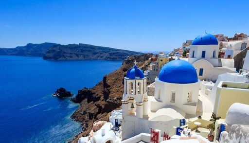 Santorini, vigneti a rischio per caldo e siccit&agrave;: le nuove tecniche per salvare i famosi vini dell&rsquo;isola