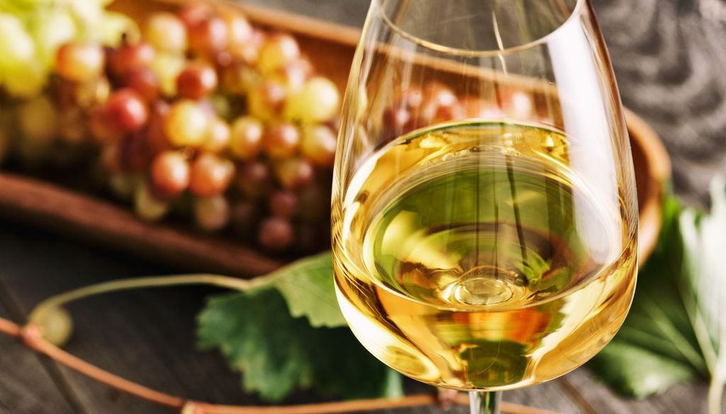 Santorini vino bianco Il vino bianco di Santorini è uno dei prodotti tradizionali più importanti della Grecia