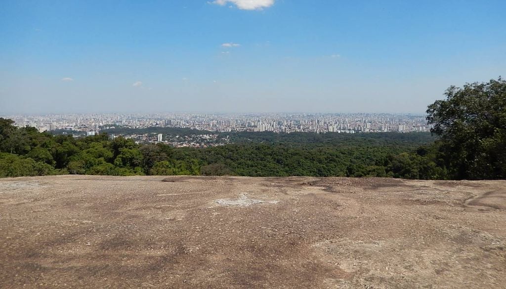 A Trilha da Pedra Grande é difícil, mas oferece uma bela vista da capital paulista. Foto: Divulgação/Governo do Estado de São Paulo.