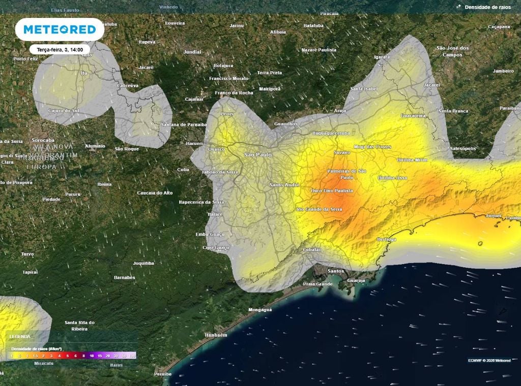 Previsão de densidade de raios para a terça-feira (3) à tarde (14h), segundo o modelo europeu ECMWF, destacando áreas com risco de tempestades isoladas.