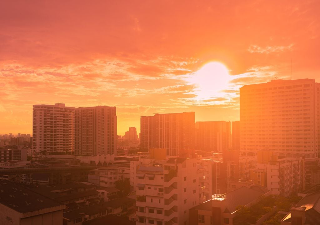 Fotografia de cidade com sol intenso e calor escaldante.