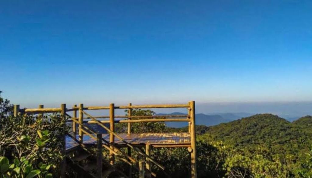 A Trilha do Mirante Curucutu leva a um mirante que oferece uma rara vista do oceano em plena cidade de São Paulo. Crédito: Divulgação.