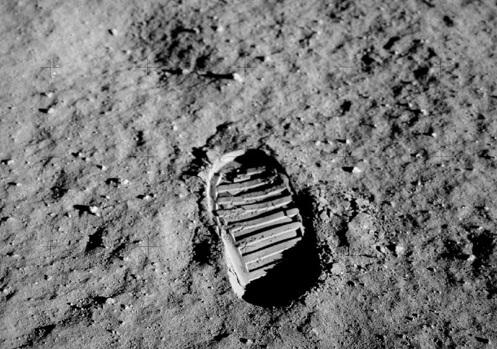 Para o estudo, foi usada uma mistura que reproduz a composição das amostras recolhidas nas missões Apollo. Foto: Pegada de bota no solo da Lua fotografada por Edwin “Buzz” Aldrin na missão Apollo 11 a 21 de julho de 1969/NASA