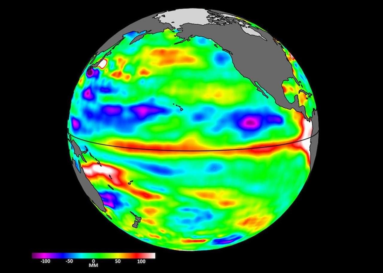 Datos del nivel del mar del satélite Sentinel 6 el 24 de abril muestran aguas oceánicas mas cálidas en el ecuador y la costa oeste de Suramérica relativamente más altas (en rojo y blanco). Crédito: NASA/JPL-Caltech