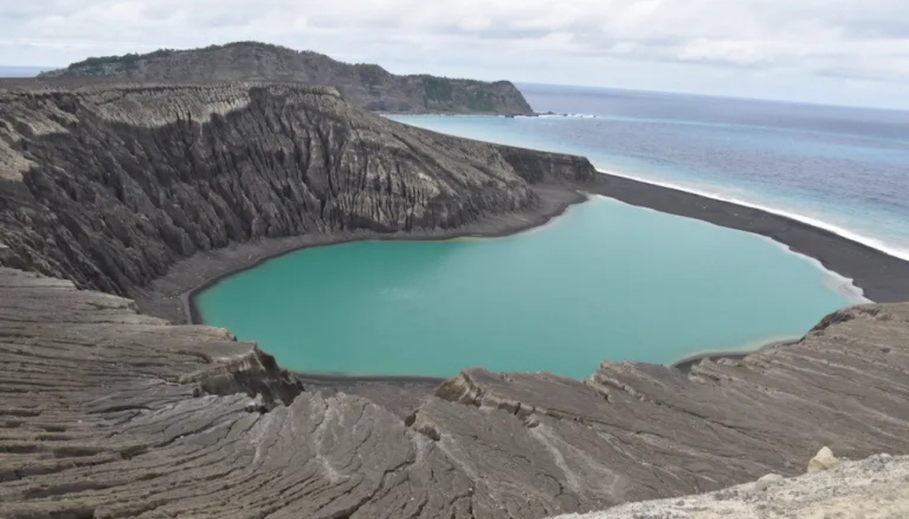 Pacifico; submarino; volcan; geologia; Tierra; isla La isla Hunga Tonga-Hunga Ha'apai surgió tras una erupción entre 2014 y 2015 en el Pacífico Sur, pero otra más potente, en 2022, transformó casi por completo el paisaje. Imagen tomada de la NOAA.