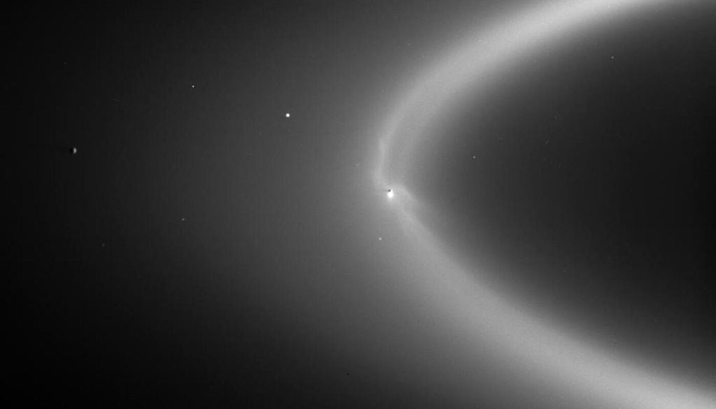 Saturns E-Ring entsteht durch Eiskörner, die an Enceladus‘ Südpolregion ausgestoßen werden. Das Bild wurde im Jahr 2006 von der Raumsonde Cassini aufgenommen. Saturns E-Ring entsteht durch Eiskörner, die an Enceladus‘ Südpolregion ausgestoßen werden. Das Bild wurde im Jahr 2006 von der Raumsonde Cassini aufgenommen. Bild: NASA/JPL/Space Science Institute