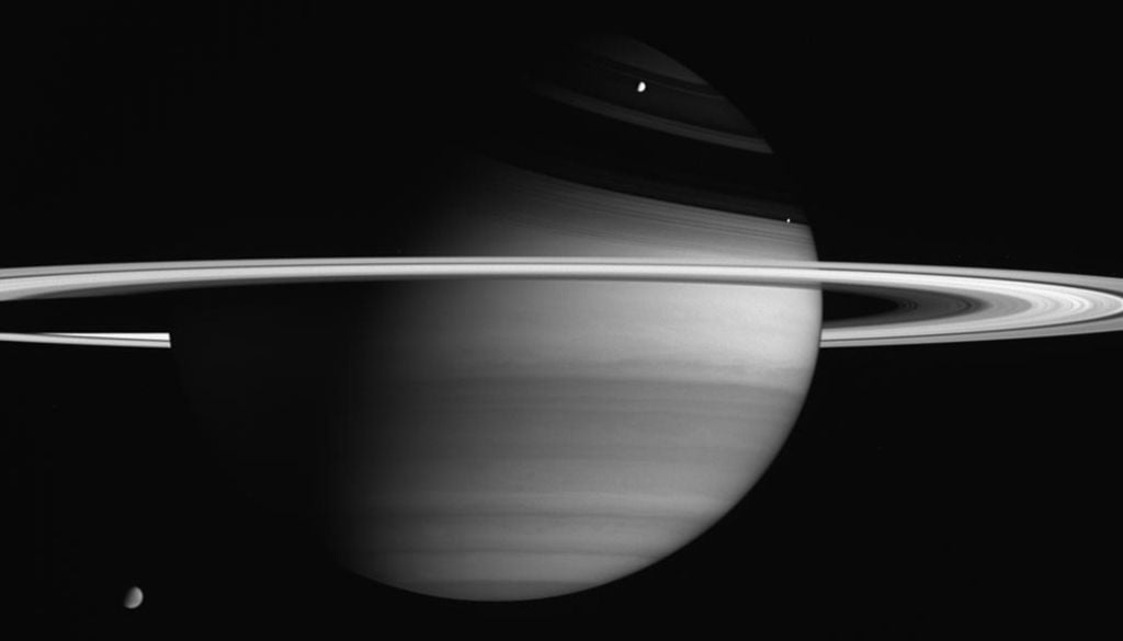 Enceladus ist der Saturnmond mit der hellsten Oberfläche und mit einem Durchmesser von 505 Kilometern der sechstgrößte Mond des Saturn. Hier ist er direkt oberhalb der Ringe rechts im Bild zu sehen. Enceladus ist der Saturnmond mit der hellsten Oberfläche und mit einem Durchmesser von 505 Kilometern der sechstgrößte Mond des Saturn. Hier ist er direkt oberhalb der Ringe rechts im Bild zu sehen. Bild: NASA/JPL/Space Science Institute